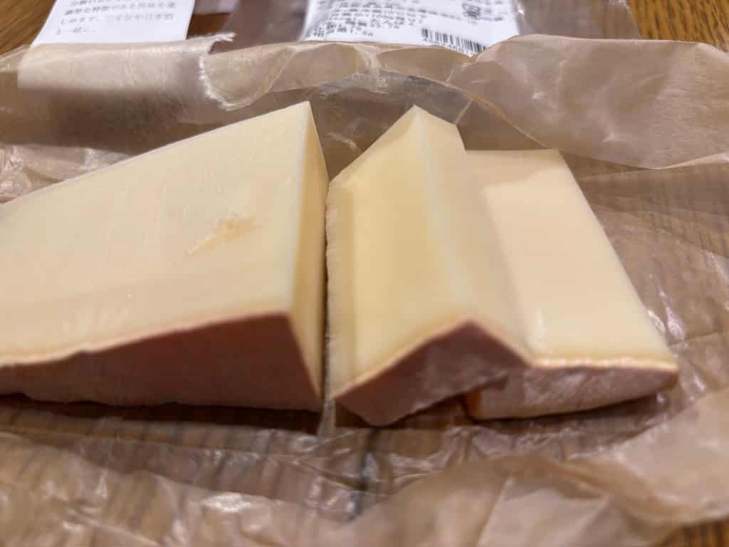 長期熟成チーズの断面です