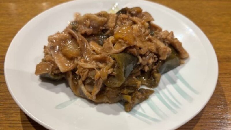 豚肉茄子をお皿に盛り付けた写真