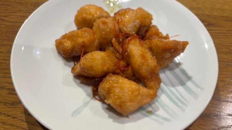 鶏ムネ肉甘辛をお皿に盛り付けた写真