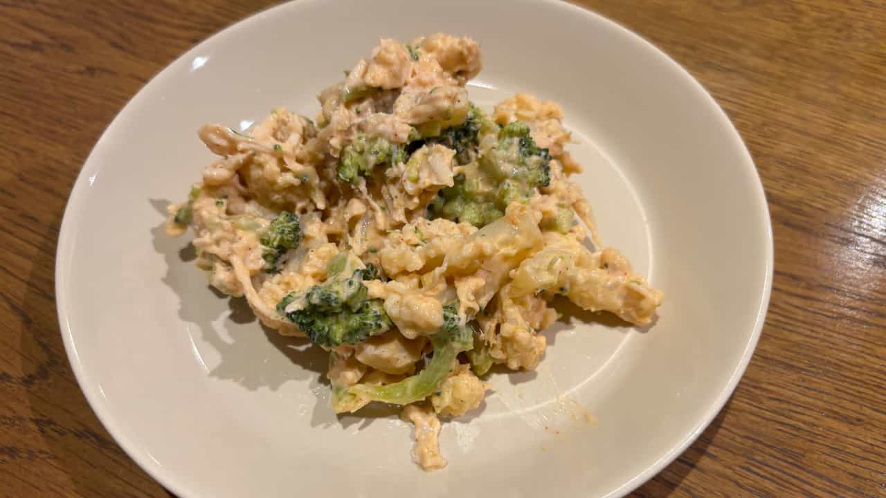 花野菜とチキンのコブサラダの写真