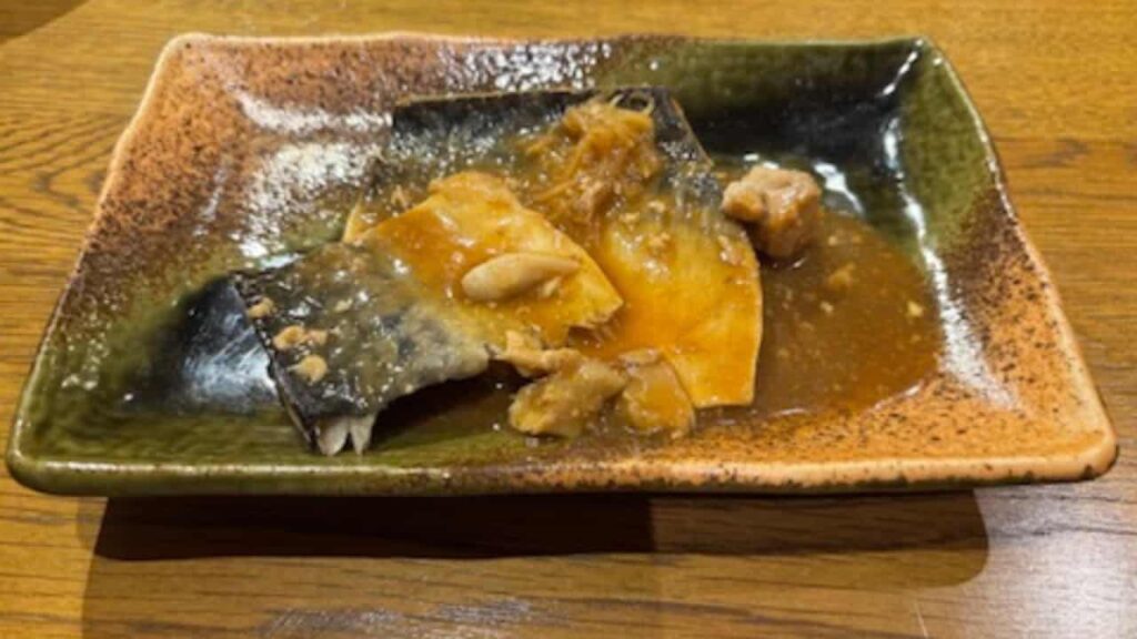 さば（表面）をお皿に盛り付けた写真
