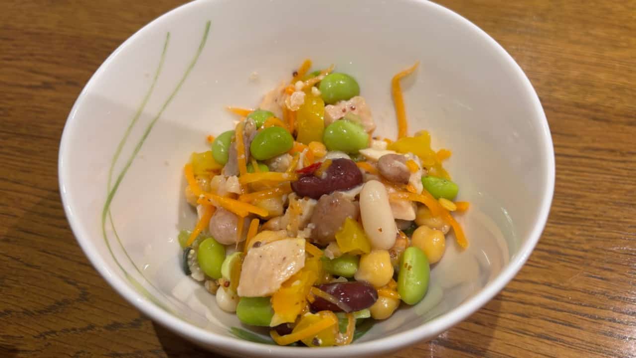 もち麦と5種豆の彩りサラダの写真