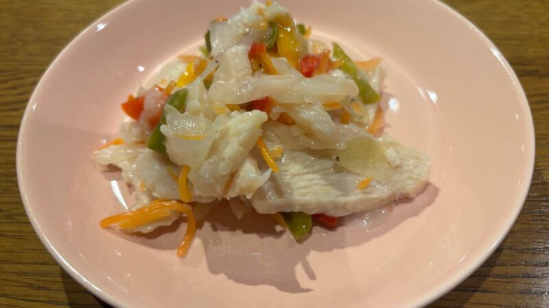 サラダチキンのマリネをお皿に盛り付けた写真