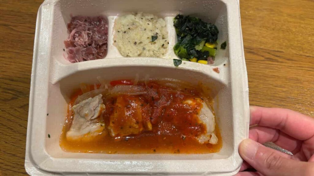 特製トマトソースのチキングリルのセットの写真