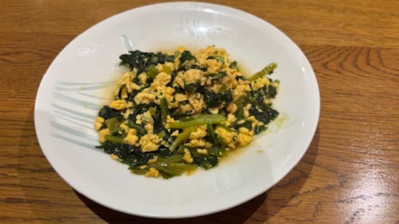 卵と小松菜の甘酢だれの写真