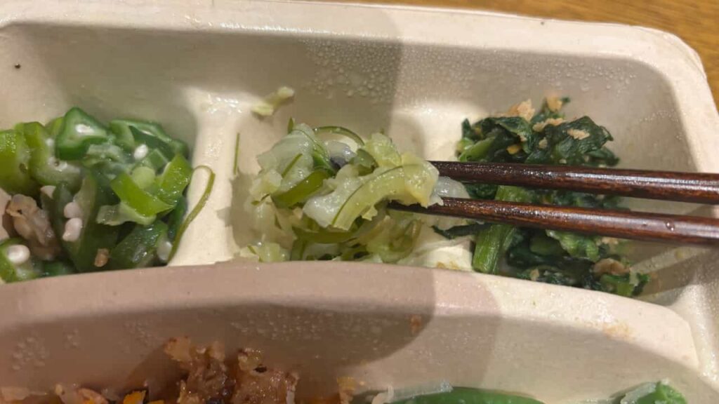 Image of a Japanese-style salad with Chinese cabbage and stem wakame