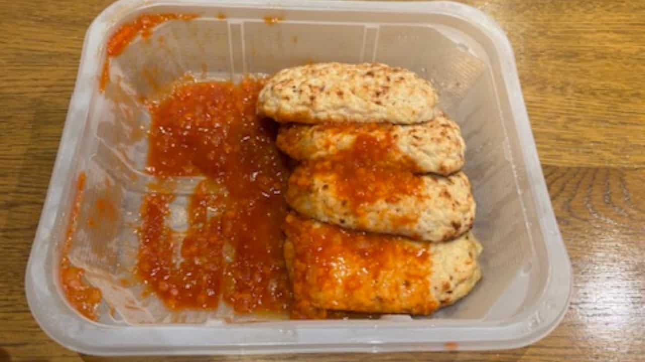 豆腐ハンバーグ、ニンジンとタマネギの特製ソースの写真