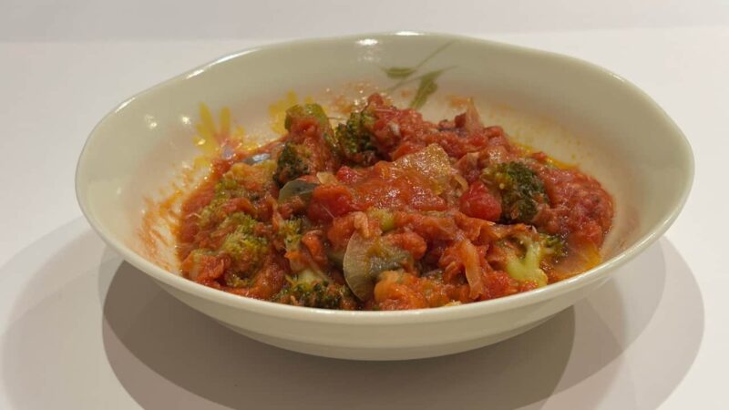 3種の野菜とツナのトマト煮込みの写真