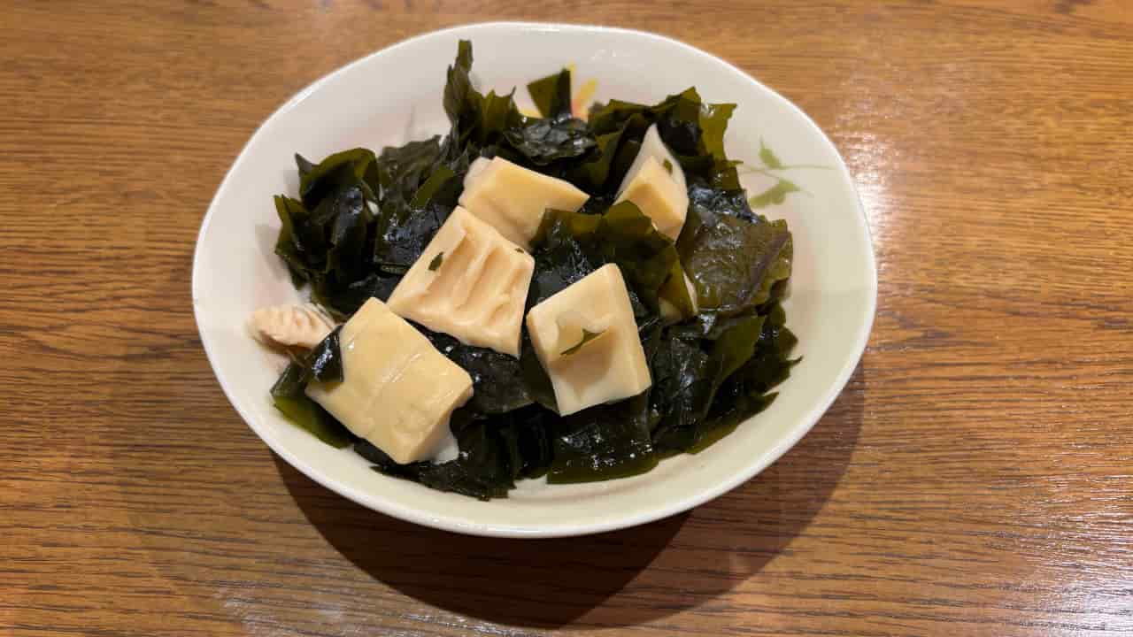 たけのことわかめの煮物の写真