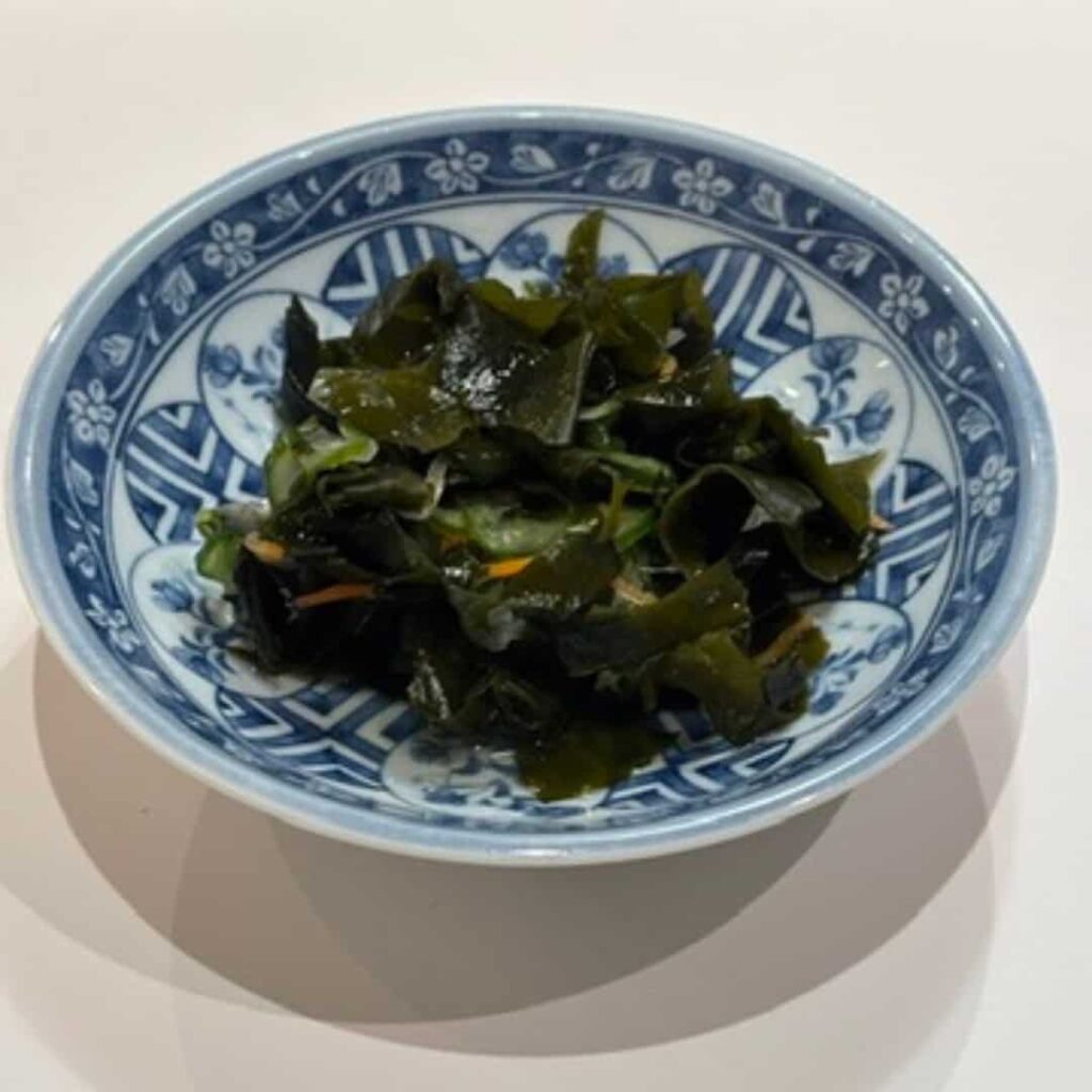 三陸産わかめとキュウリとタマネギの酢の物の写真