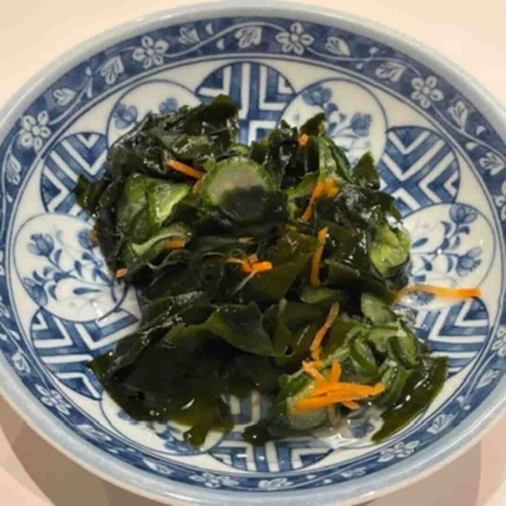 三陸産ワカメとキュウリとタマネギの酢の物の写真