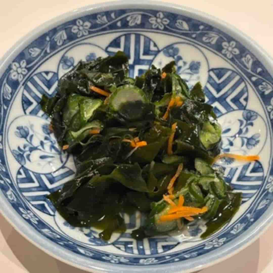 三陸産ワカメとキュウリとタマネギの酢の物の写真