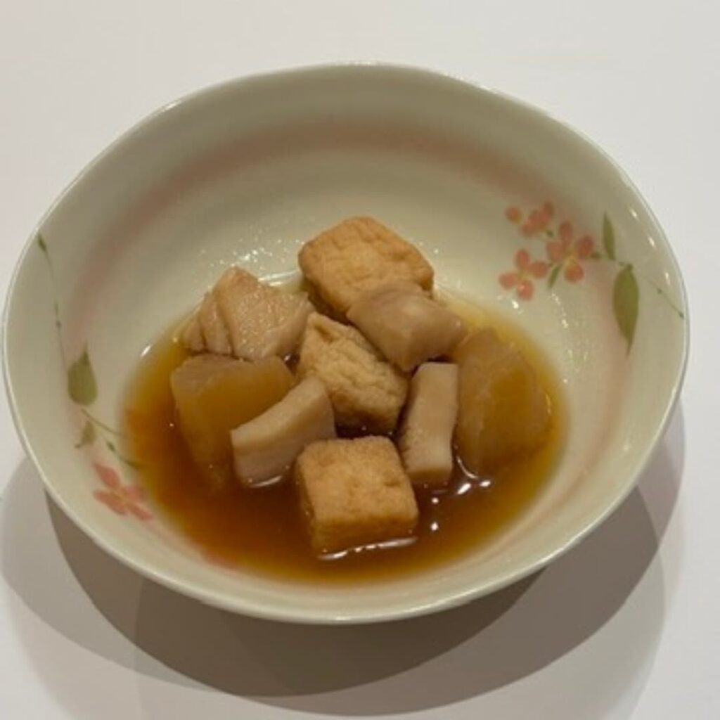 青森県産イカ、ダイコンと厚揚げの炊き合わせの写真