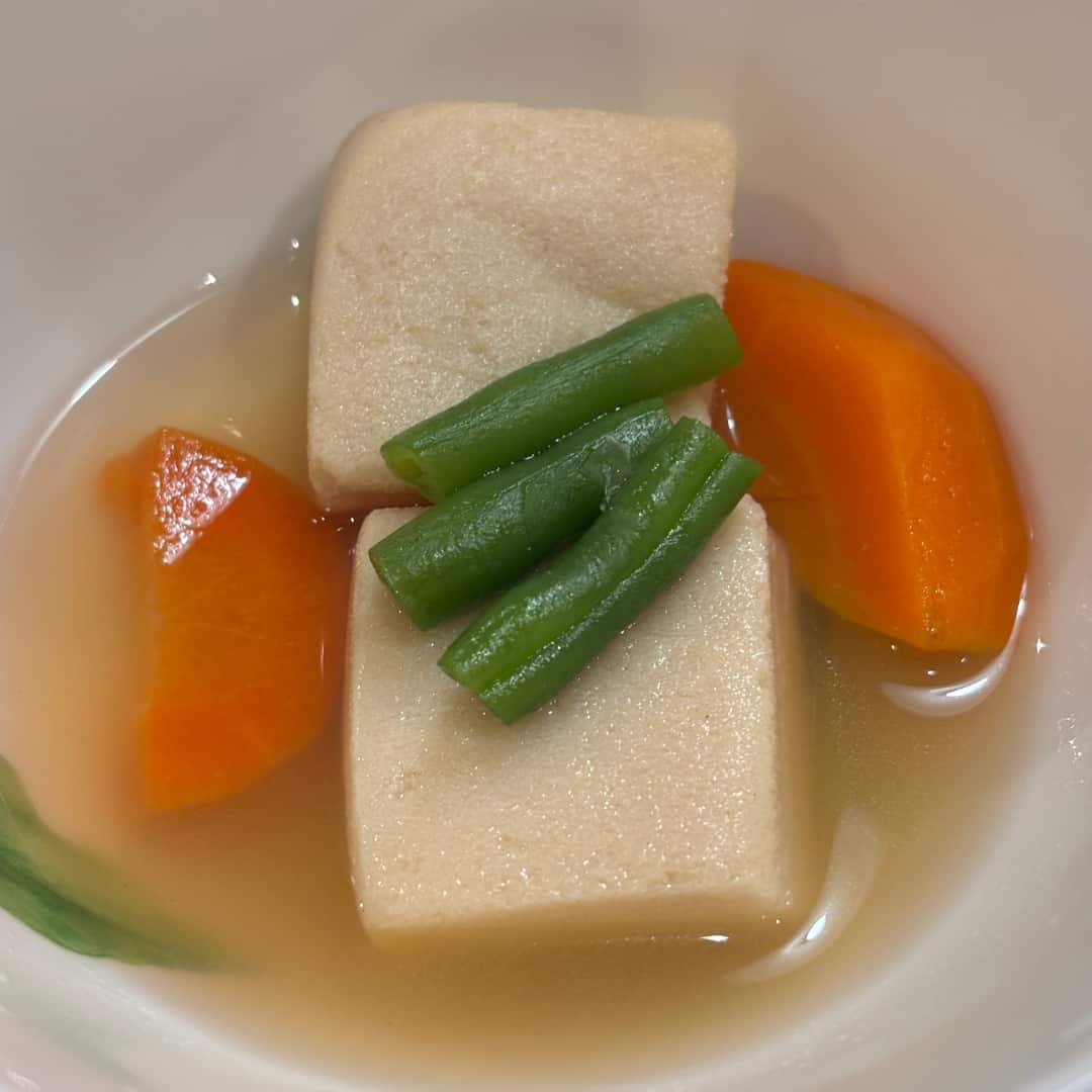 高野豆腐とインゲンとニンジンの炊き合わせの写真