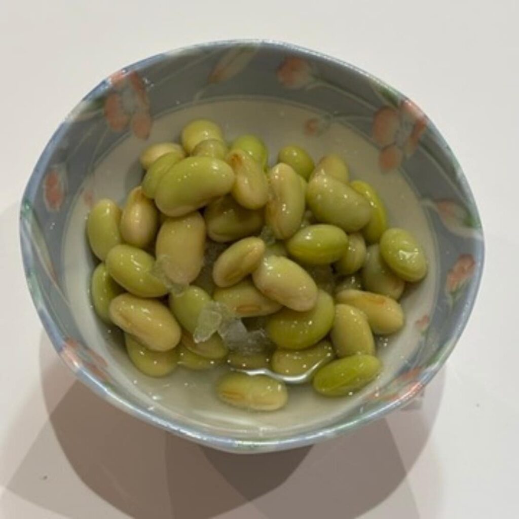 山形県最上郡特産秘伝豆の塩茹での写真