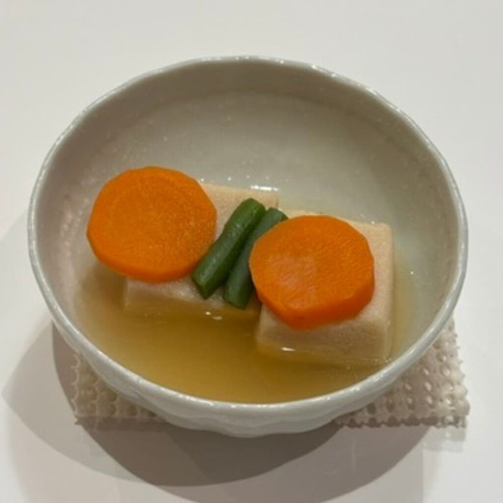 高野豆腐といんげんとニンジンの炊き合わせの写真