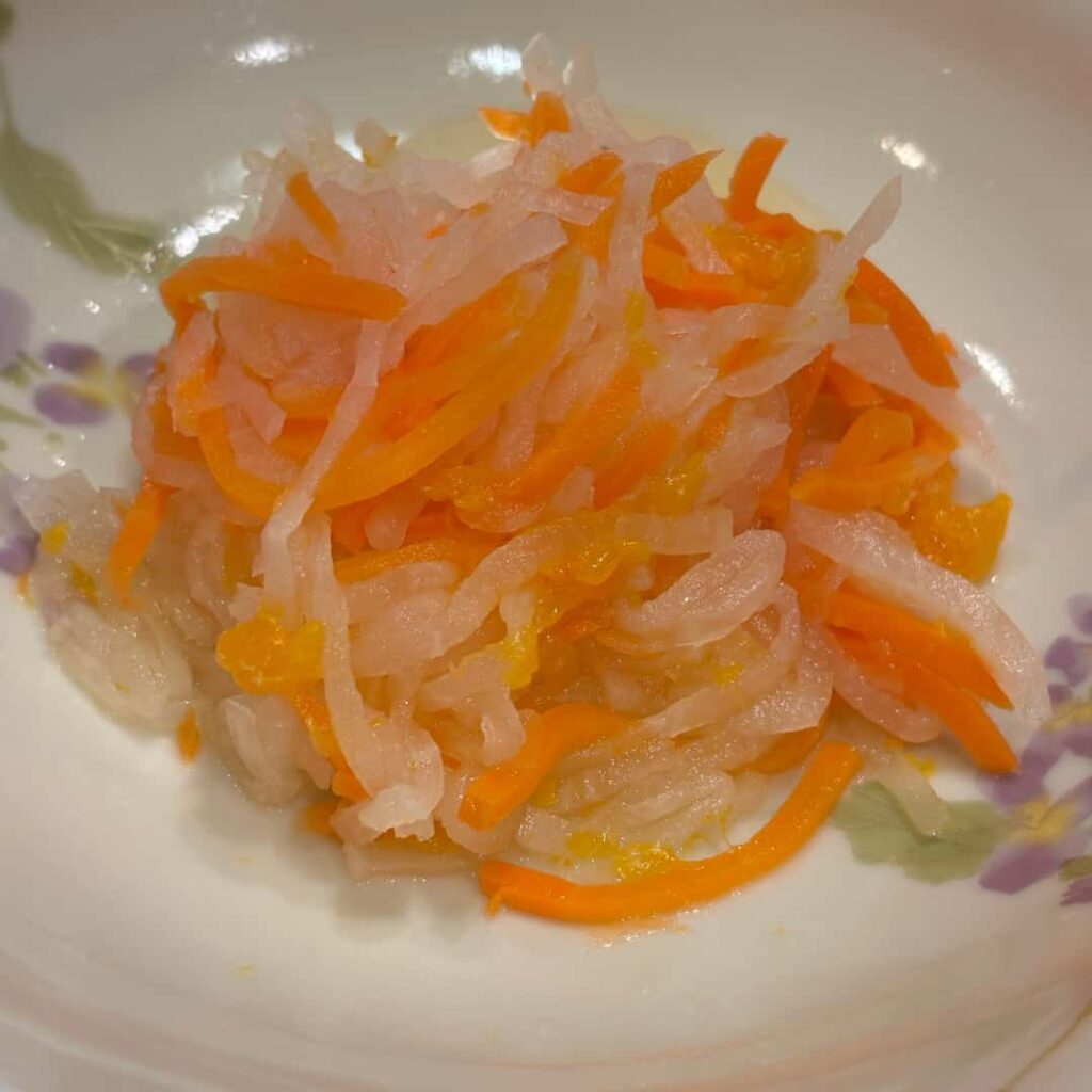 ダイコンとみかんの和サラダの写真