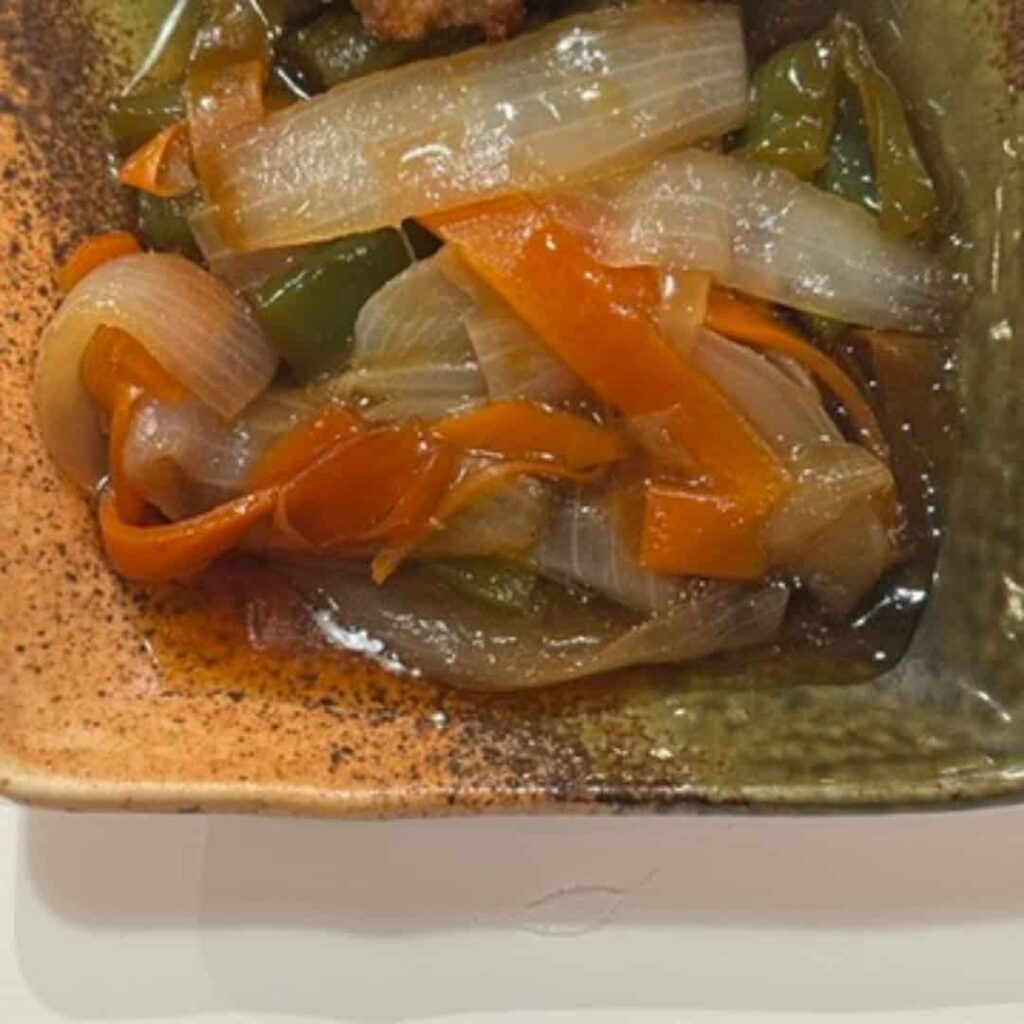 ピーマンとタマネギ、ニンジンの甘酢あんの写真