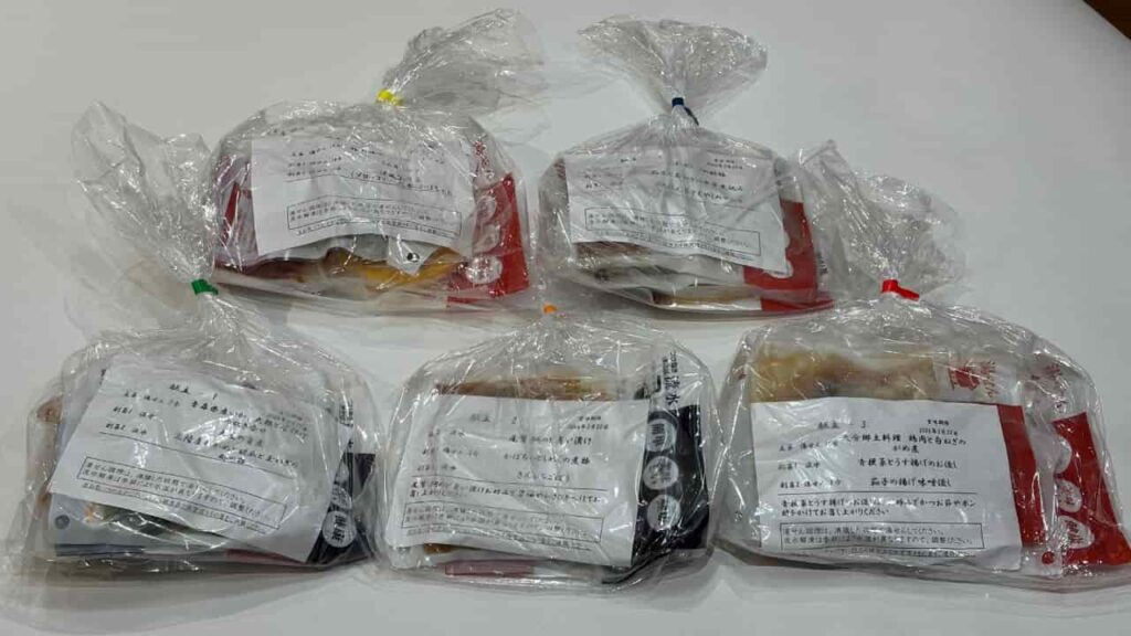 わんまいる5食をテーブルに並べた写真2