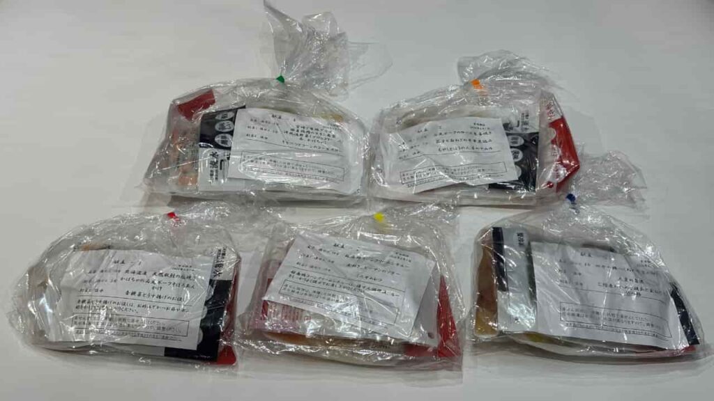 わんまいる5食をテーブルに並べた写真4