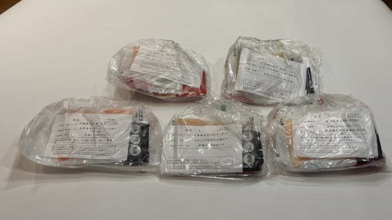 わんまいる5食をテーブルに並べた写真1